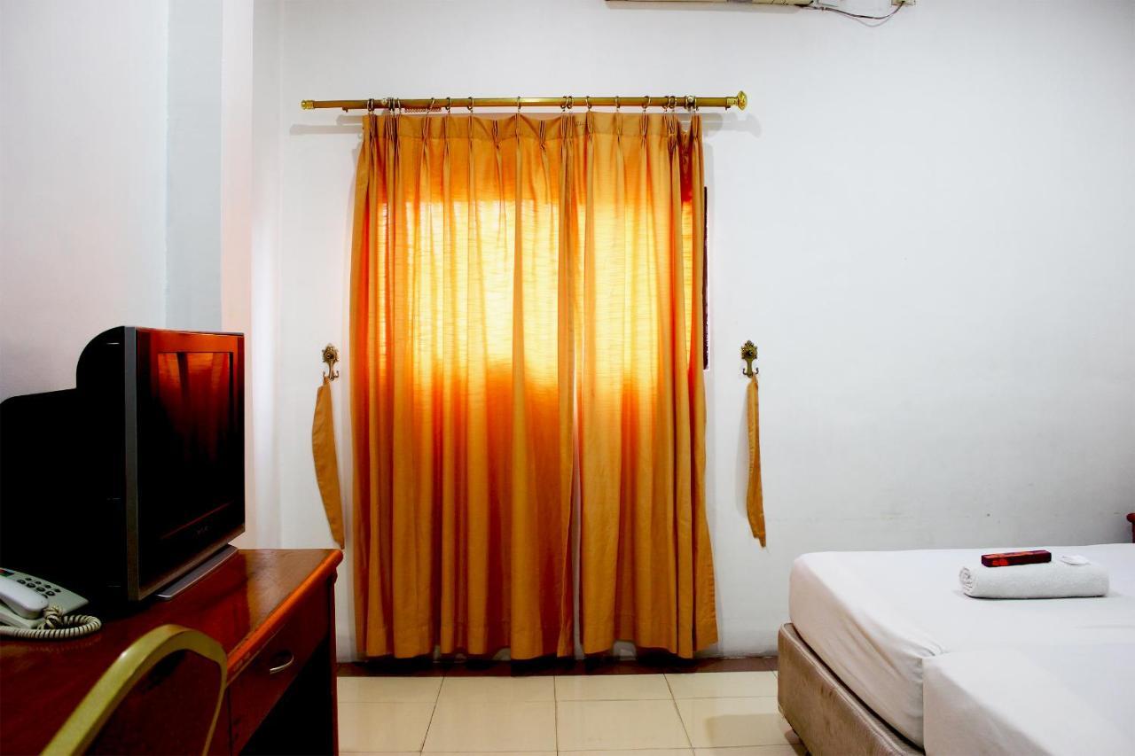 Sabrina Hotel Sisingamangaraja Pekanbaru Bagian luar foto