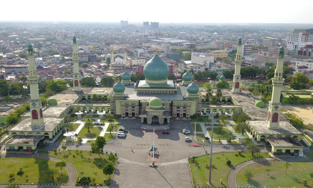 Sabrina Hotel Sisingamangaraja Pekanbaru Bagian luar foto